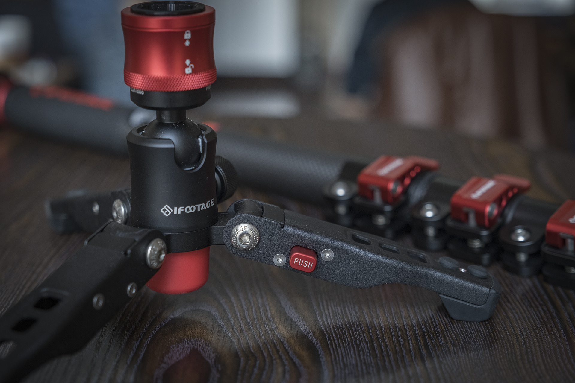 聚目开箱丨明明能靠脸，偏要拼才华——印迹COBRA2代独脚架开箱