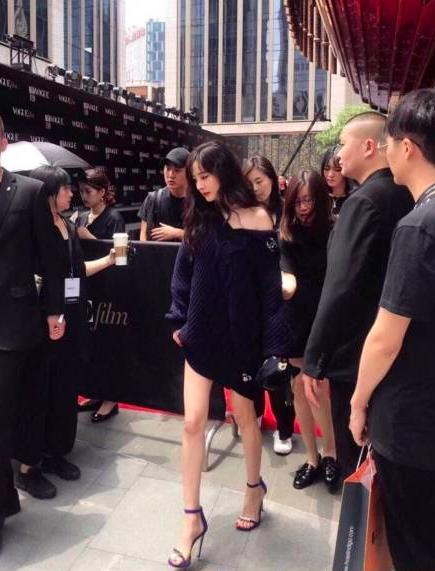 杨幂女明星惊艳身材,杨幂细腰让人惊艳