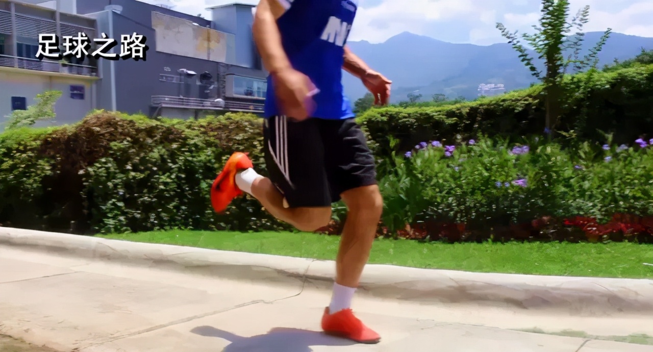 足球颠球教学视频入门,初学足球颠球技巧小学生