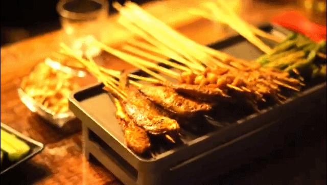 「聚会约酒」一家音乐酒吧，每晚都有乐队驻唱，单身男女都爱去