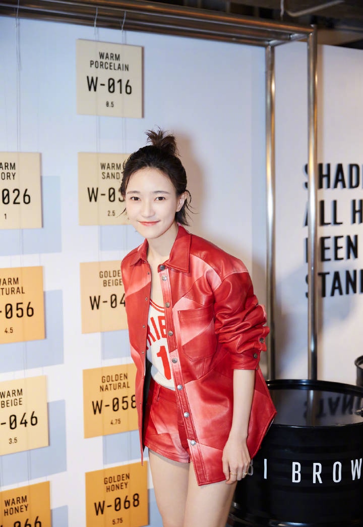 焦俊艳刚发视频,焦俊艳穿黑色吊带服