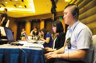 追赶声音的“无影手”,每分钟记录300-400字,速度与发言人同步