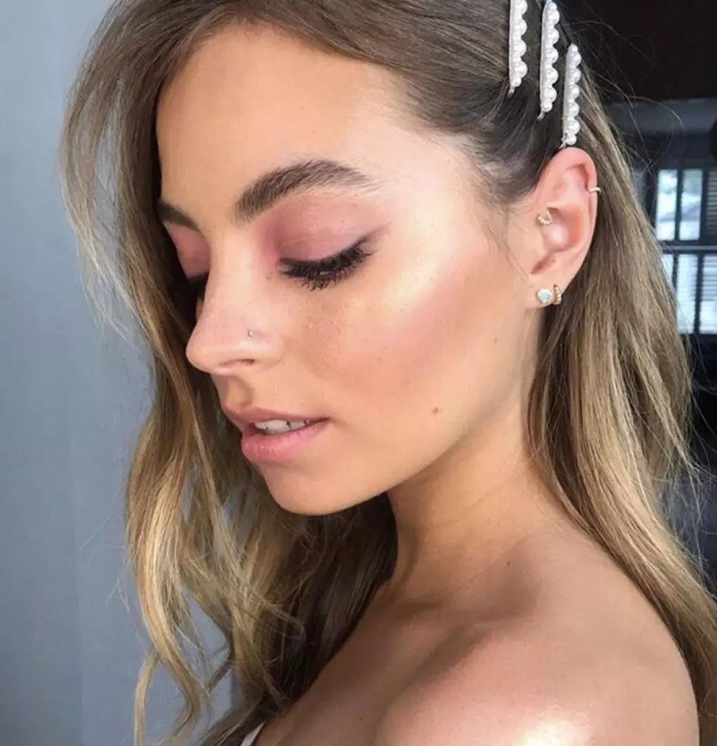 佟丽娅将任春晚主持，却被质疑稳输董卿？但在妆容上她确实赢了..