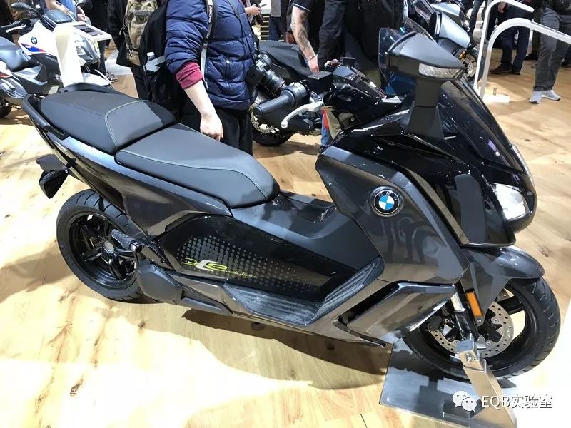 「米兰展独家」弯的电池？可当作充电宝的电池？外国人真会玩！