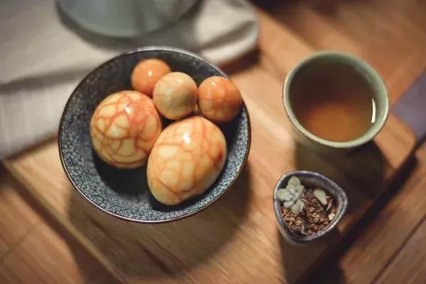 新手挑选红皮鸡蛋和白皮鸡蛋区别,红皮鸡蛋真的比白皮鸡蛋有营养吗