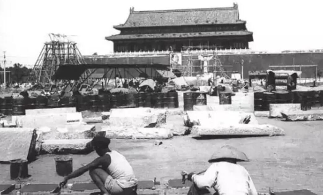 车牌号小细节泪目，穿越70年，来看开国大典背后的故事