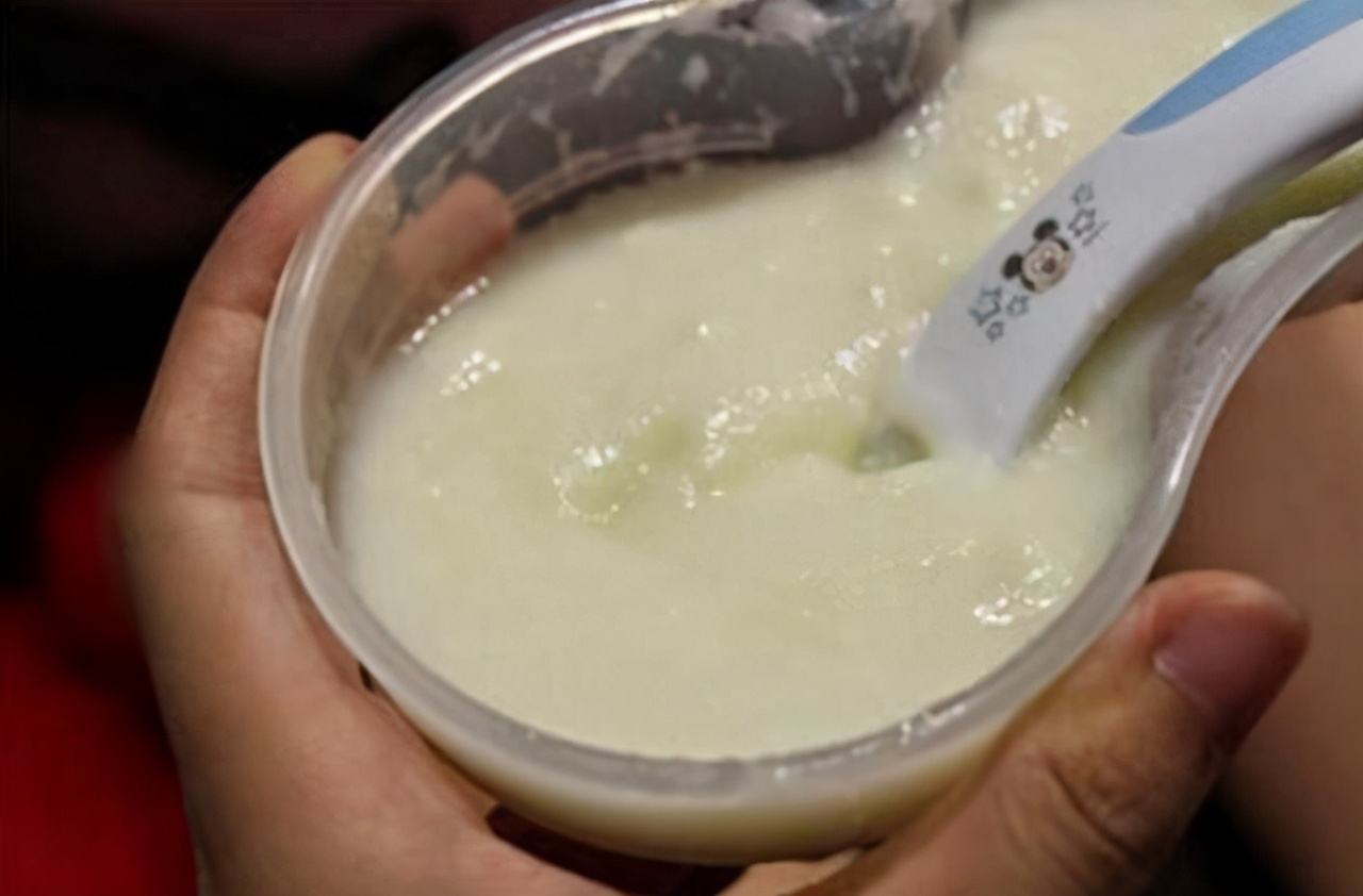 宝宝的第一口辅食该怎么吃,宝宝辅食第一口米粉怎么吃正确