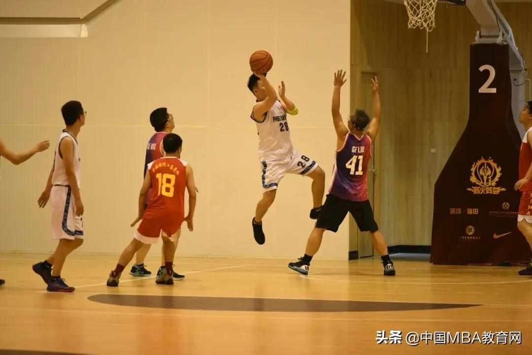 篮球友谊赛丨汇丰对阵中欧，一分险胜