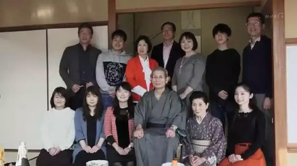 一辈子没结婚，7个单身女人买房同居10年，80岁了还染发.......