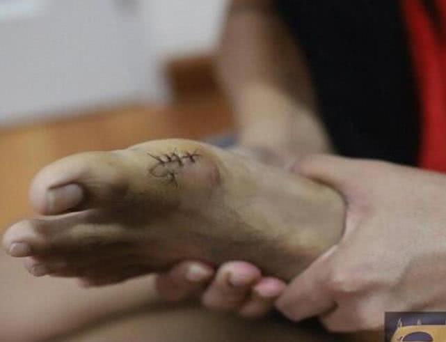 泰国小哥用脚cos,国外漫展神级cos二挡路飞