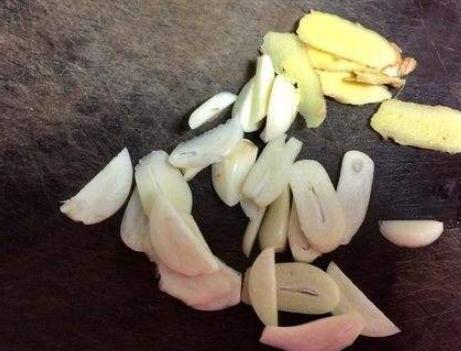 煎鱼时,裹淀粉是大错特错!厨娘教你煎鱼技巧,鱼肉嫩滑鱼皮不破