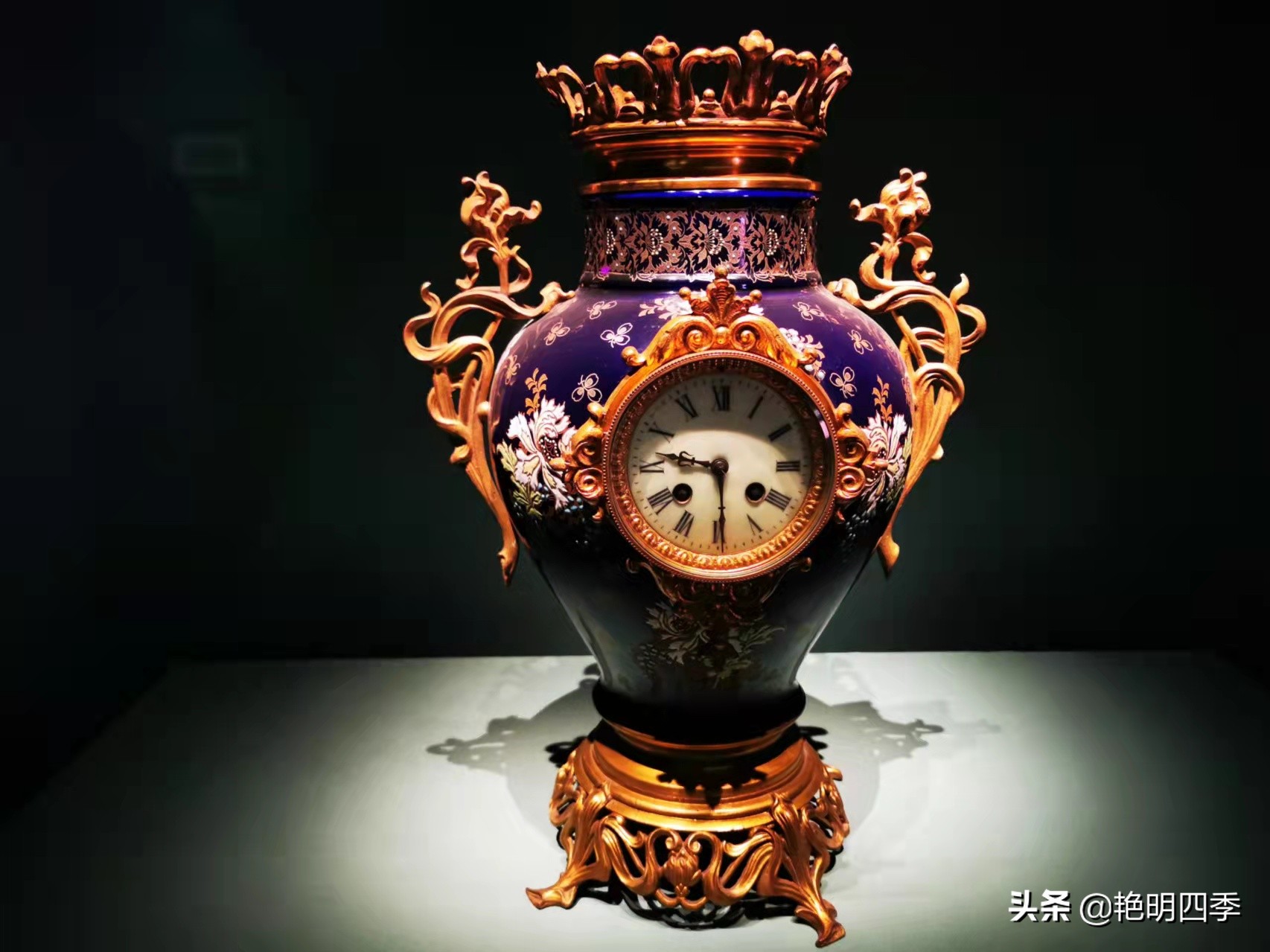 参观故宫的钟表图,展示一下故宫的各种钟表