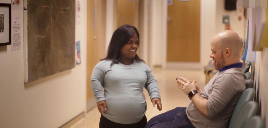 腹中胎儿长出肿瘤，孕妇忍着剧痛，给胎儿打麻药做手术