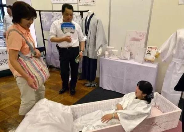 给日本人送终的生意，是怎么被菏泽曹县人垄断的？