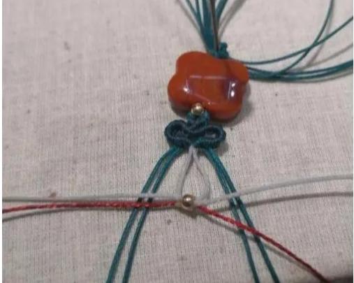 小孔转运珠编绳手链教程,2个珠子的小挂坠