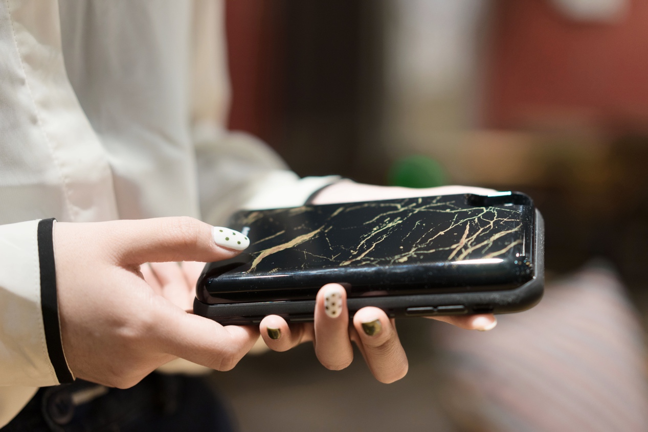 超薄磁吸充电宝摩米士,便携式充电宝快充摩米士