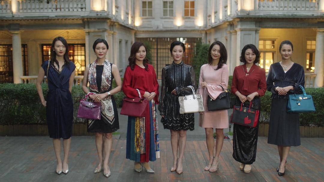 顾佳用奢侈品包包挤不进贵妇圈，纽约市民却用包把狗狗带上了地铁