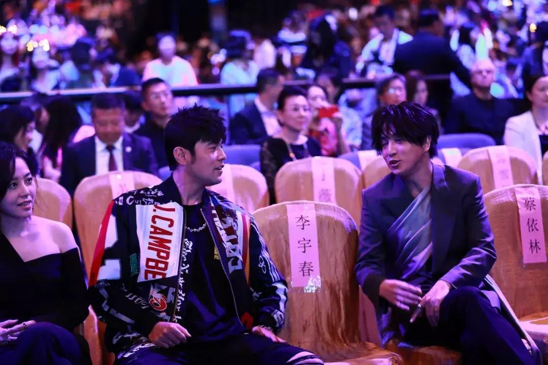 周杰伦和蔡徐坤谁得了金曲奖,蔡徐坤在周杰伦面前拿奖