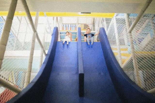 很胆小的小朋友玩90度的滑滑梯,两岁多的宝宝胆小不敢坐滑滑梯