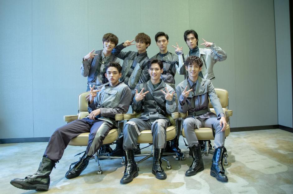 威神v删burberry相关,糊咖唯一资源没了,还被说立人设