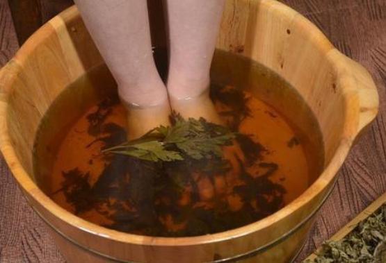 频繁用艾叶水泡脚的坏处,中年人可以长期用艾叶水泡脚吗