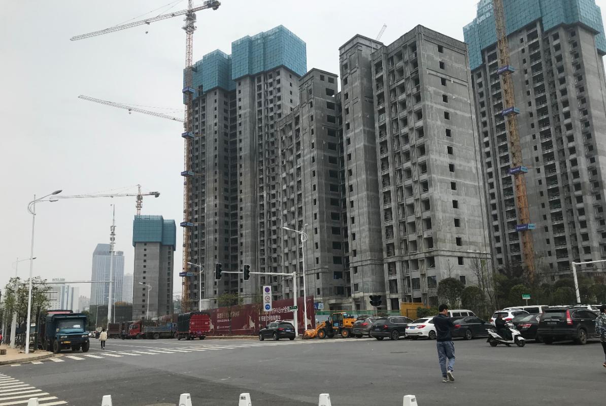 一路之隔的楼盘,一路之隔两个楼盘房价