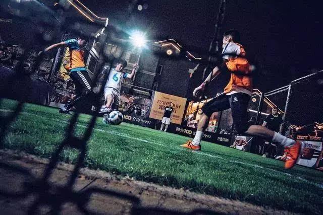 足球踢小场的技巧,小场地足球训练方法