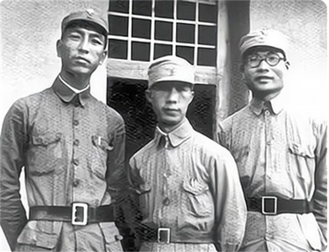 *世友许**听闻军中来了位高手,欲切磋武功,*飚耿**:你不是我的对手