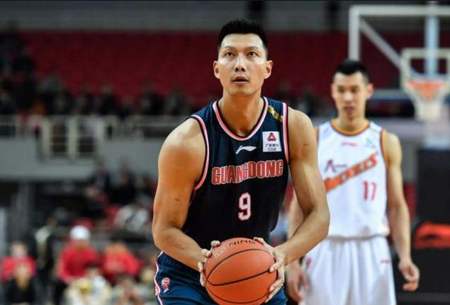 易建联背后的女人，不是足球宝贝妻子荆灵而是她，40岁仍似少女