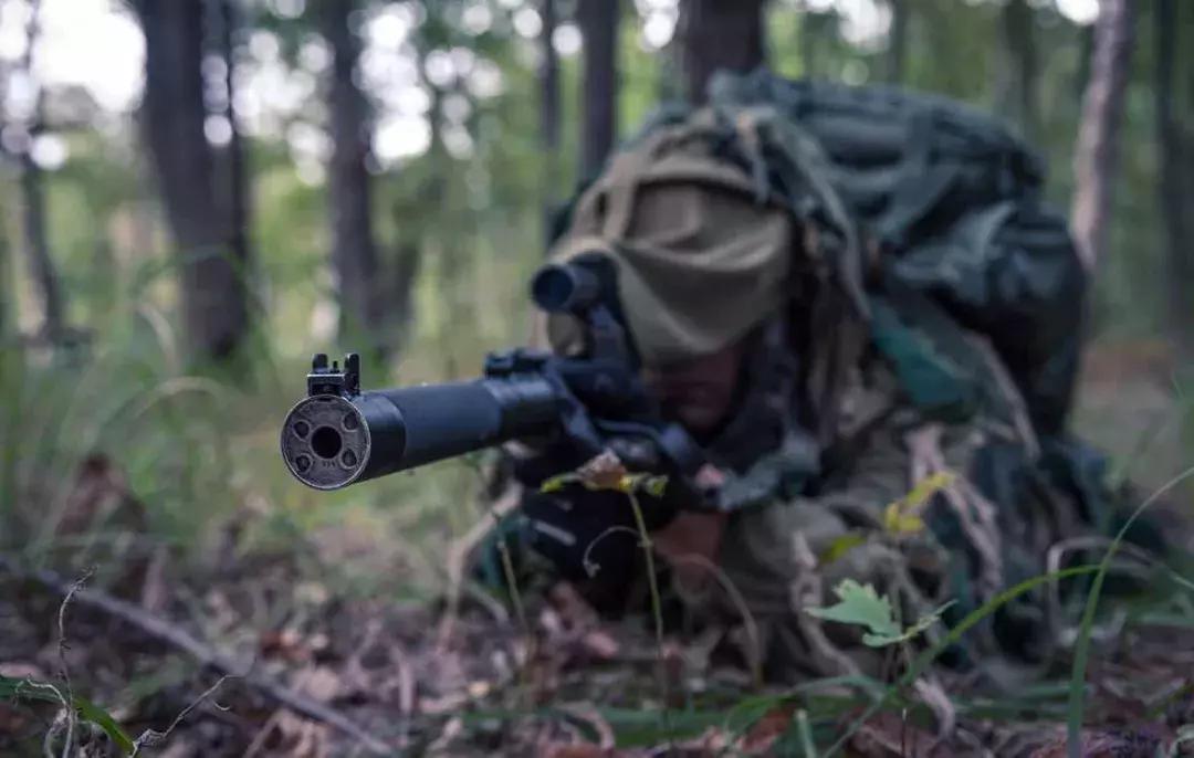 吃鸡中最差*击狙**枪VSS现实中如何，400米击穿防弹衣，特种部队最爱