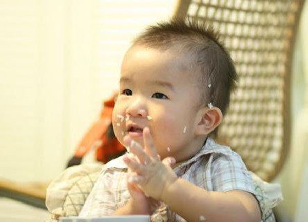 宝宝咬手指怎么办？三个坏习惯，父母这样化解