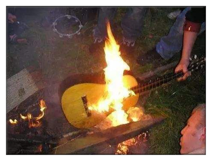 与其怒砸“烧火棍”,不如买一把品牌吉他