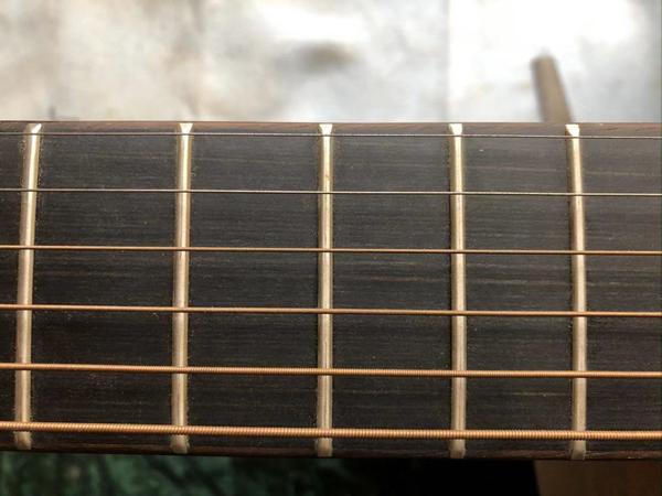 吉他指弹总是弹错弦,吉他指板来回弹奏