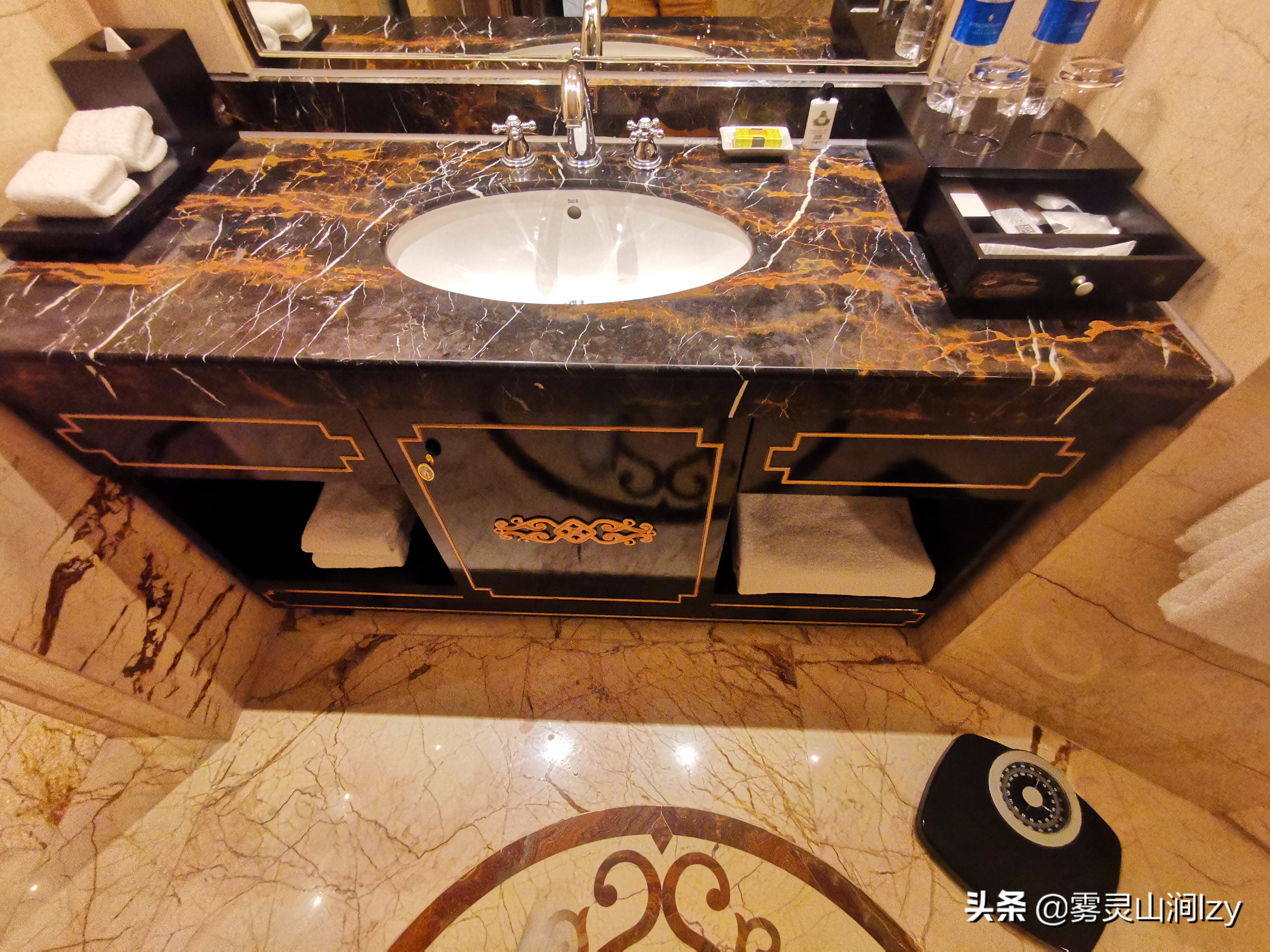 蓝天白云下的雪域高原布达拉宫,蓝天之下日光之城简介