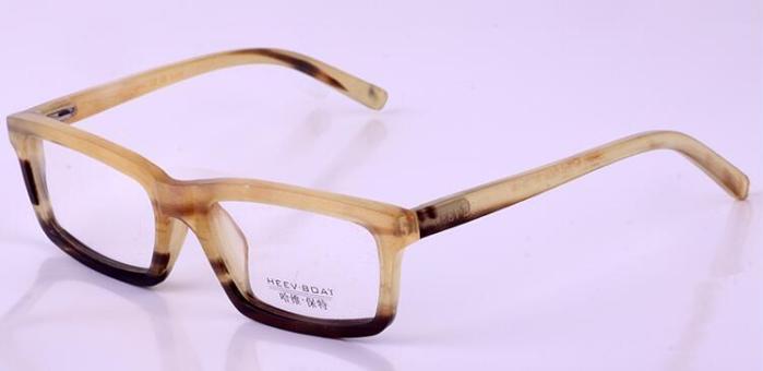 近视怎样选合适自己的镜片,怎样选择适合自己的近视眼镜