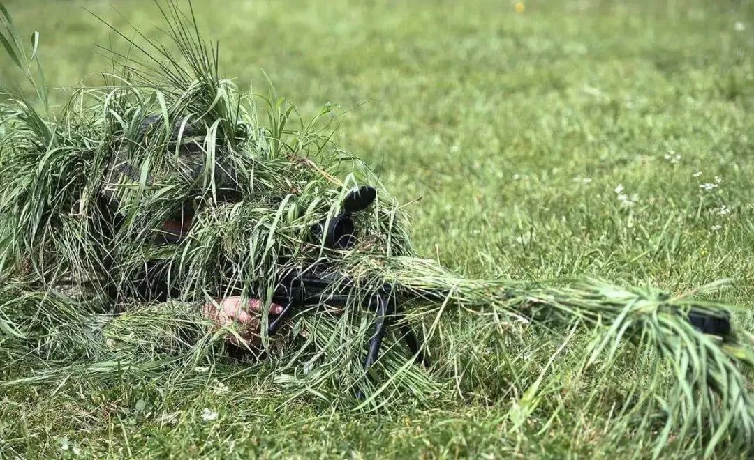 外国人穿吉利服,英国男子穿吉利服