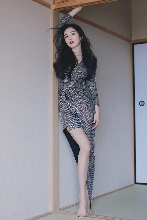 威神v删burberry相关,糊咖唯一资源没了,还被说立人设