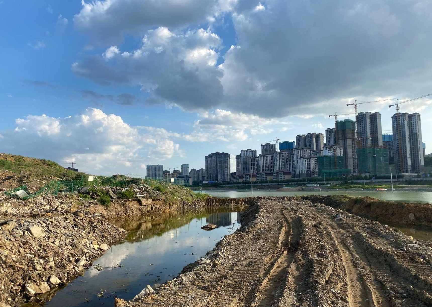 花溪和龙里哪个地价贵,贵阳观山湖和花溪发展潜力