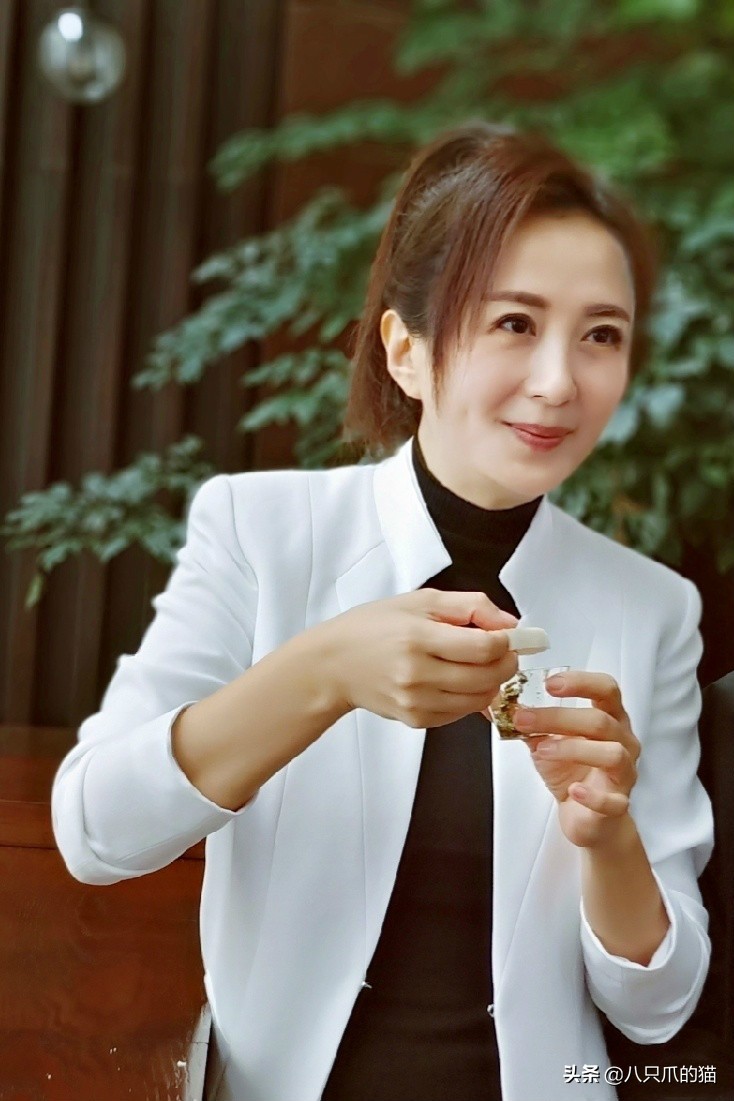 杨童舒穿白色西装 (杨童舒穿绿色西装)