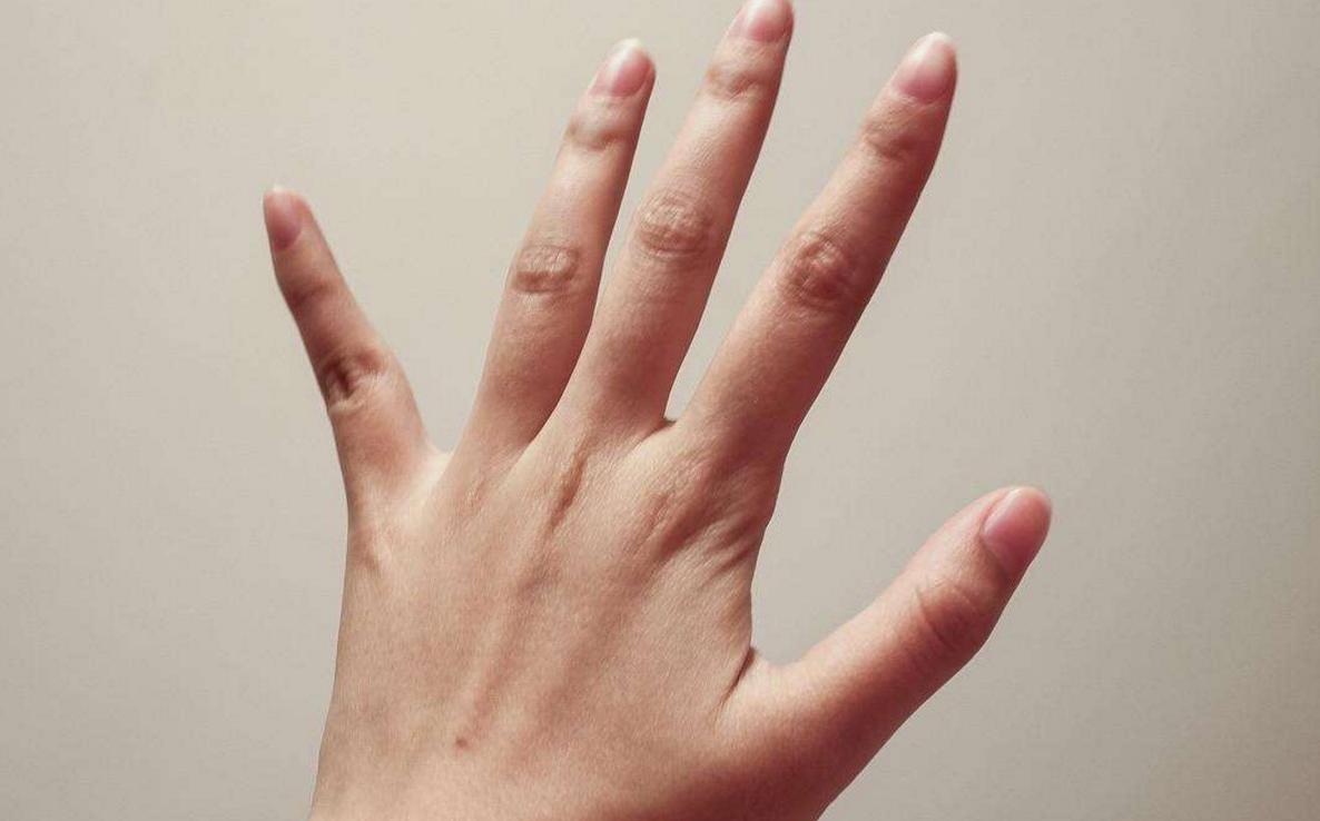 手指掰响有什么危害,手指弯曲僵硬咔咔响是什么原因