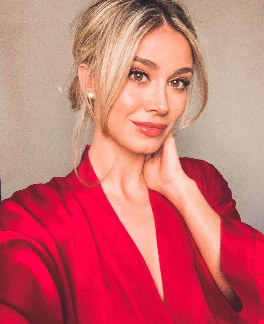 性感36E蜜桃臀的女主播!不知该看足球还是该看她