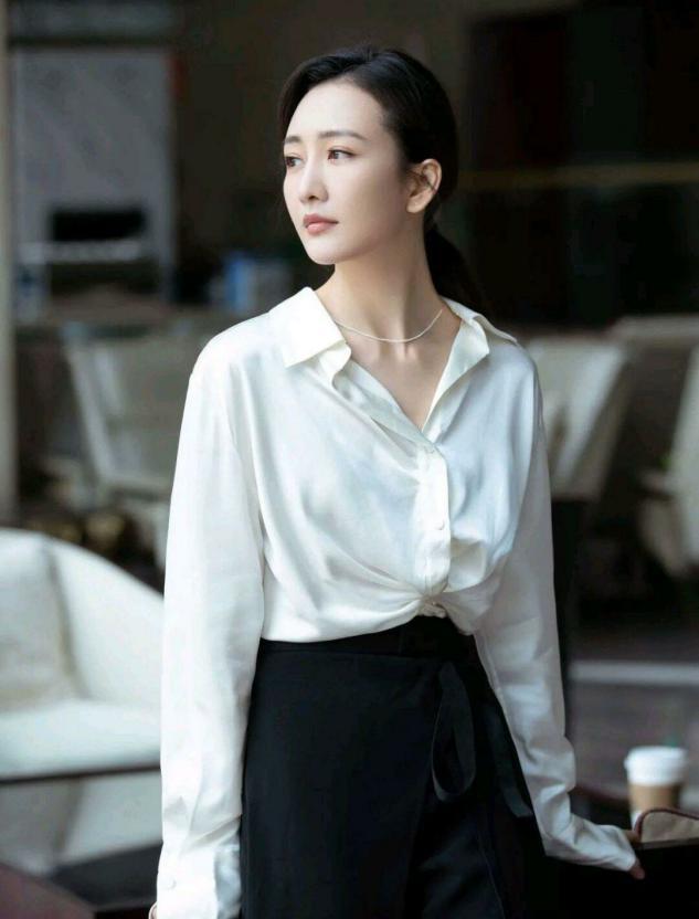 王鸥深蓝工装裤,王鸥穿灰色内搭