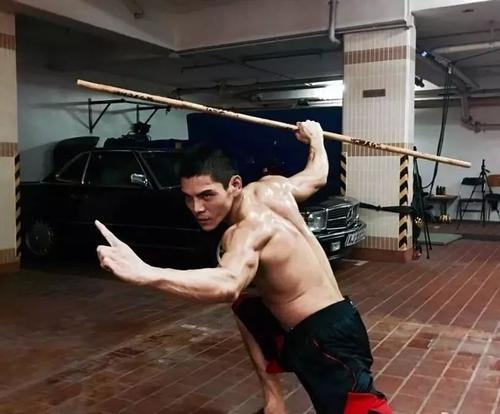 向佐健身练腰,向佐一身肌肉怎么锻炼的