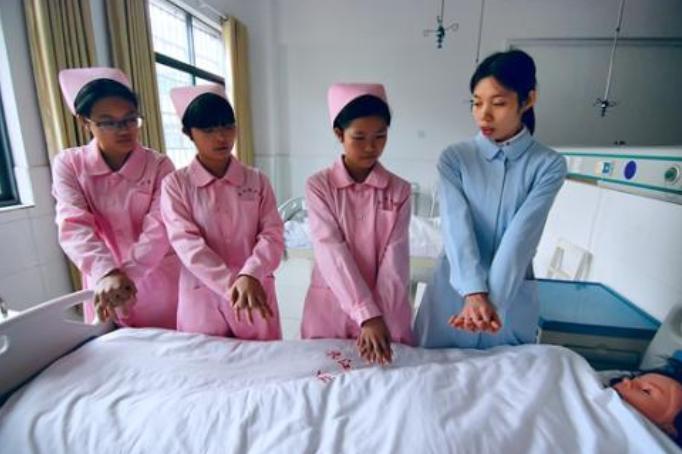 卫校男生是怎样的体验,卫校里的生活