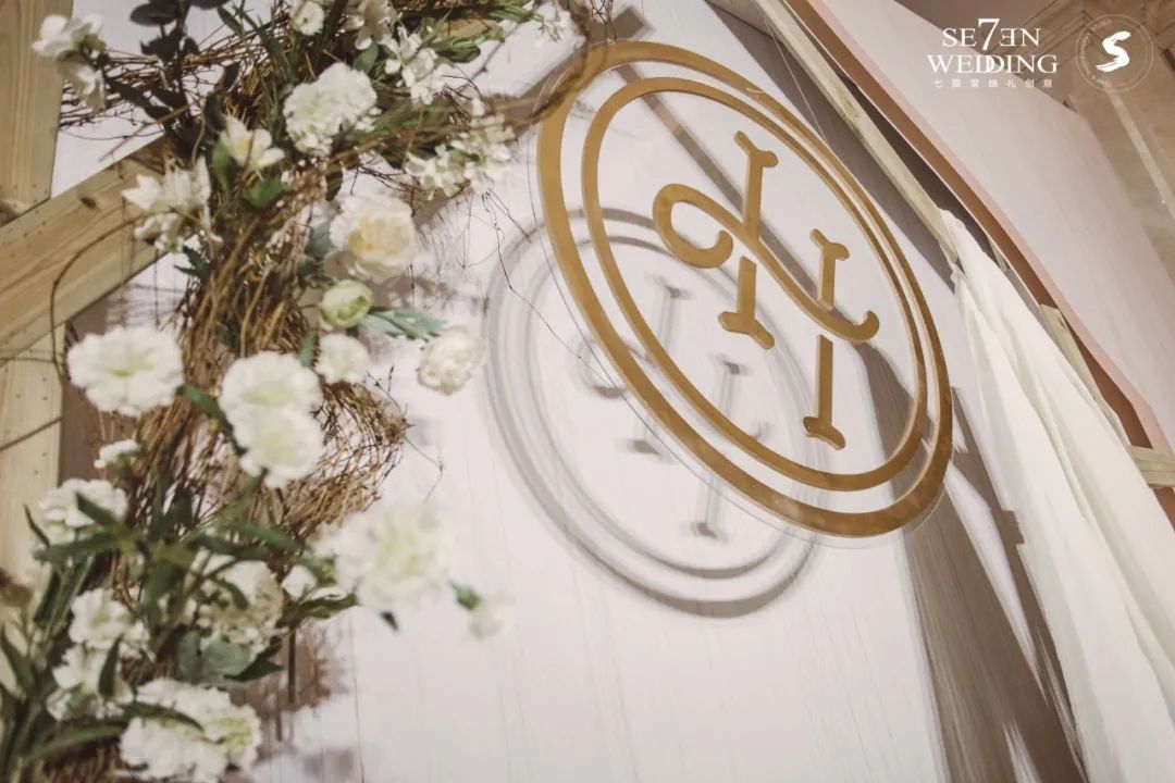 婚礼logo怎么固定在布幔,婚礼logo跟婚礼主题要色调一致嘛