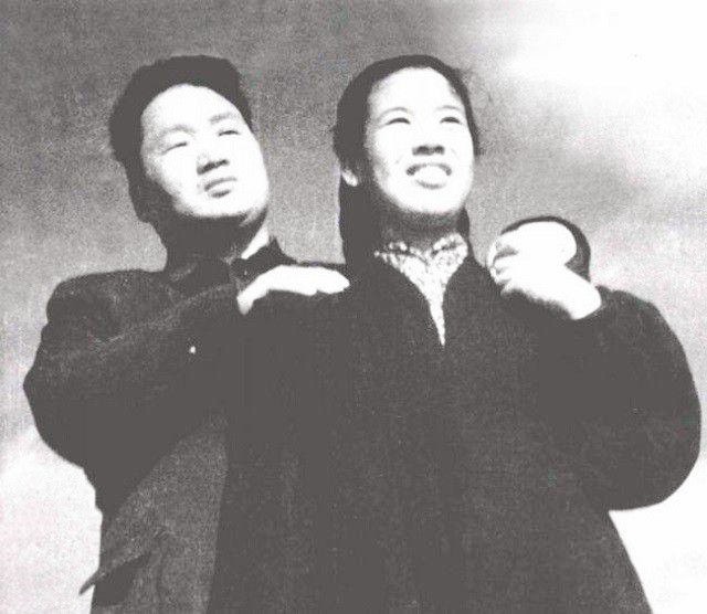 邵华和儿媳刘滨珍贵合影,婆媳其乐融融,邵华非常疼爱儿媳刘滨