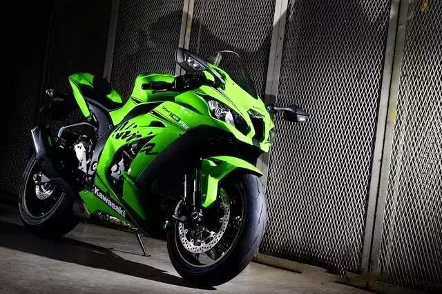 川崎ninja400是赛车摩托么,川崎zx10r跟ninja400外观对比