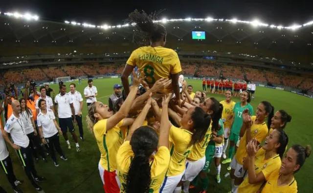 孙雯在国外踢馆的视频,孙雯踢足球视频