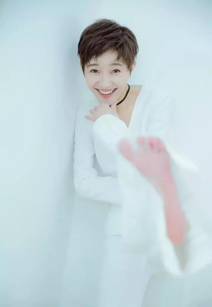 碎发太多怎么扎好看,扎高马尾额头前面碎发太多怎么办