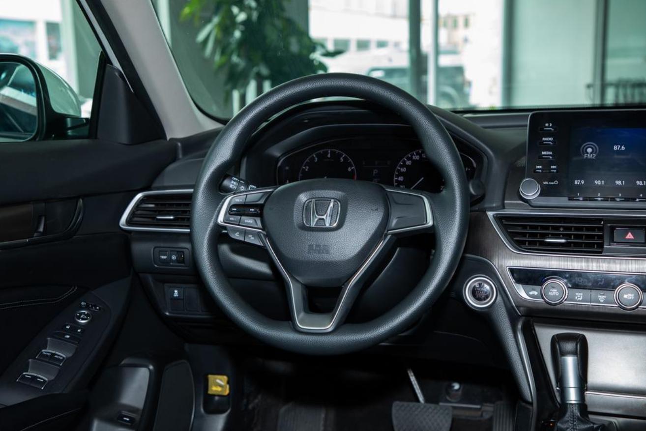 新款雅阁丐版落地,裸车本田雅阁